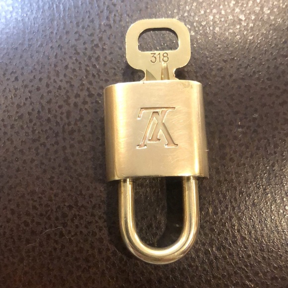 LV Louis Vuitton Padlock Lock & Key 318 - Picture 4 of 8